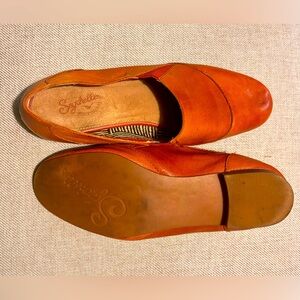 Seychelles weekender fully leather flats! Beautiful fun popping copper orange.